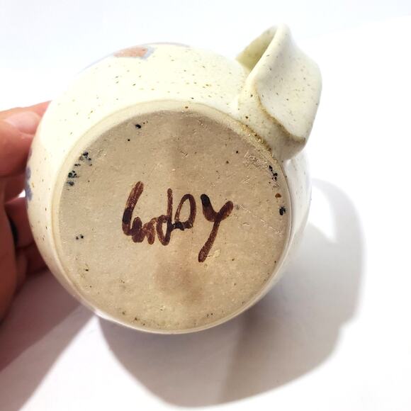 Vtg Studio Pottery Creamer Beige Speckled with Blue Flowers Leaves Signed 4.5" - Picture 8 of 12